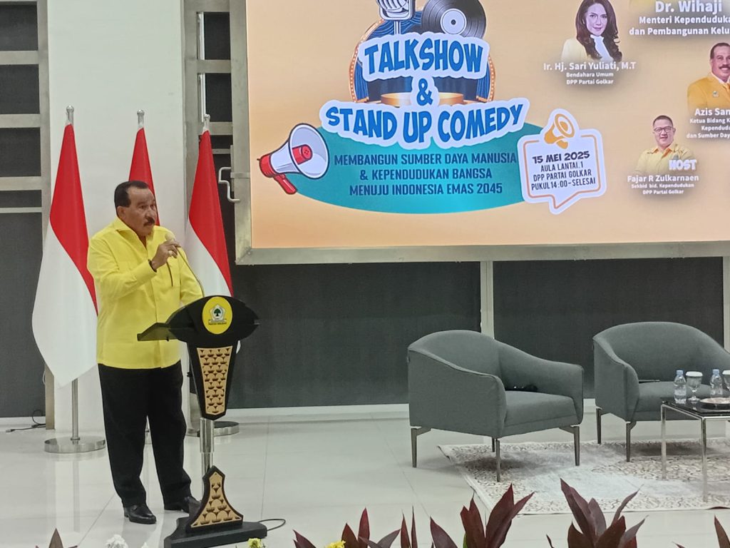 Ketua Bidang Kebijakan Kependudukan dan Sumber Daya Manusia DPP Partai Golkar, Aziz Samual, saat menyampaikan sambutan dalam acara Talk Show & Stand Up Comedy bertema "Membangun Sumber Daya Manusia dan Kependudukan Bangsa Menuju Indonesia Emas 2045" yang digelar di kantor DPP Partai Golkar, Slipi, Jakarta, Kamis (15/5/2025).