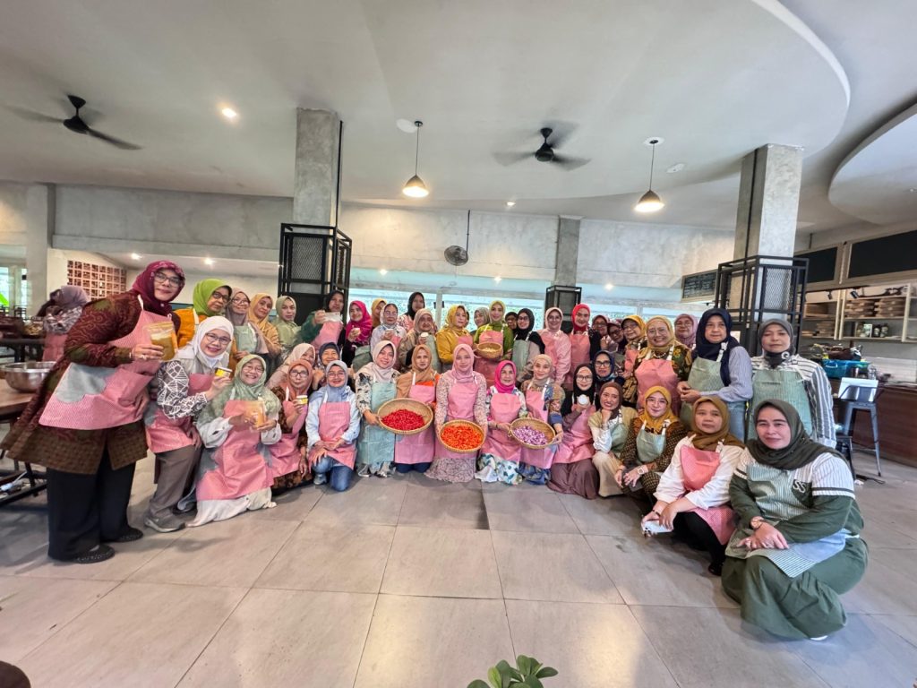 Para Peserta Workshop “Meningkatkan Potensi Usaha Mikro dari Rumah – Hobby Menghasilkan Cuan” yang diadakan DPP Pengajian Al-Hidayah bekerja sama dengan BPJS Ketenagakerjaan di Sentra Kuliner Kota Bogor, Rabu (21/5/2025)