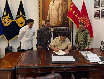 Menteri Sekretaris Negara, Parasetyo Hadi (dua dari kiri) bersama Sekretaris Kabinet Teddy Indra Wijaya (kiri) dan Sufmi Dasco Ahmad (kanan) saat mendampingi Presiden Prabowo yang sedang menandatangani beberapa surat keputusan untuk kepentingan bangsa dan negara kedepan. Sumber foto : instagram @sufmi_dasco