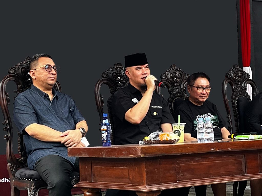 Ahmad Dhani Prasetyo (tengah)
