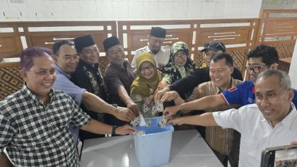 Bedol Desa Pengurus Partai Umat Se-Yogyakarta lewat aksi membuang KTA ke tong sampah yang digelar pada Senin (2/5/2025). Sumber foto : istimewa.
