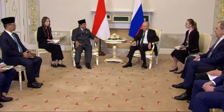 Presiden Prabowo saat bertemu Presiden Rusia, Vladimir Putin.