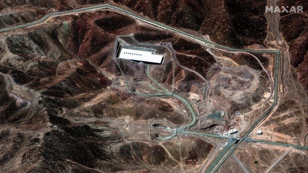 Gambar satelit menunjukkan fasilitas nuklir Fordow. Sumber: Maxar Technologies/Reuters