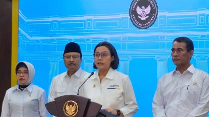 Menteri Keuangan Sri Mulyani dalam konferensi pers usai rapat bersama Presiden Prabowo di Kantor Presiden Jakarta, Senin (2/6/2025).