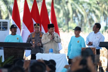 Presiden Prabowo Subianto melakukan Panen Raya Jagung Serentak Kuartal II di 36 Polda se-Indonesia yang dipusatkan di Kabupaten Bengkayang, Kalimantan Barat, pada Kamis, 5 Juni 2025. Sumber foto : Instagram @presidenrepublinindonesia