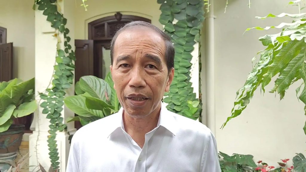 Jokowi di kediamannya di Solo