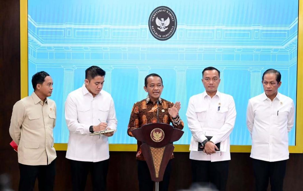 Menteri ESDM Bahlil Lahadalia saat konferensi pers pencabutan IUP 4 Perusahaan Tambang di Raja Ampat.