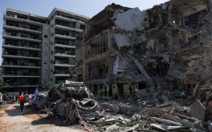 Pemandangan gedung-gedung yang rusak di lokasi hantaman setelah serangan rudal dari Iran ke Israel, di Ramat Gan, Israel, (14/6/2025). Sumber foto : REUTERS