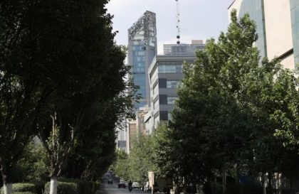 Sebuah bangunan tampak rusak akibat serangan Israel, di Teheran, Iran, 13 Juni 2025. Sumber foto : REUTERS.