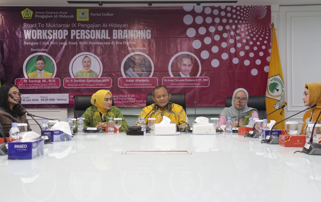 Workshop Personal Branding bertema “Bangun Citra Diri yang Kuat, Raih Kesuksesan di Era Digital” yang berlangsung di Ruang Rapat 12.04 Fraksi Partai Golkar di Gedung Nusantara I DPR RI, Senin (16/06/2025).