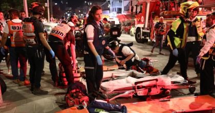 Personel Israel bekerja di lokasi yang dihantam rudal Iran di Bat Yam, selatan Tel Aviv, Minggu (15/06/2025). Sumber foto : IRNA