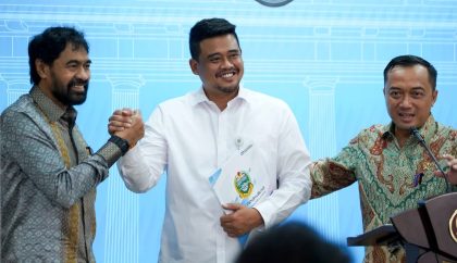 Mensesneg Prasetyo Hadi (Kanan)