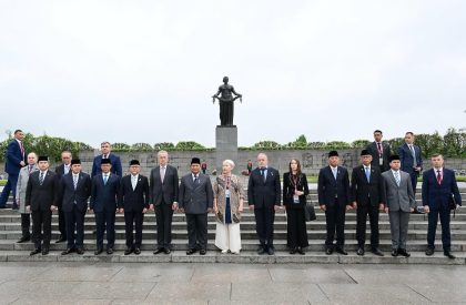 Presiden Prabowo berpose bersama pejabat tinggi Rusia di Taman Makam Piskaryovskoye, St. Petersburg, Federasi Rusia, 19 Juni 2025. Sumber foto : Instagram Sekretariat Kabinet.