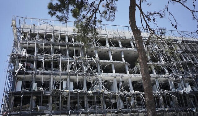 Kerusakan di Institut Ilmu Pengetahuan Weizmann akibat serangan rudal Iran pada Sabtu (14/06/2025) di Rehovot, Israel. Sumber Foto : AP/Maya Alleruzzo