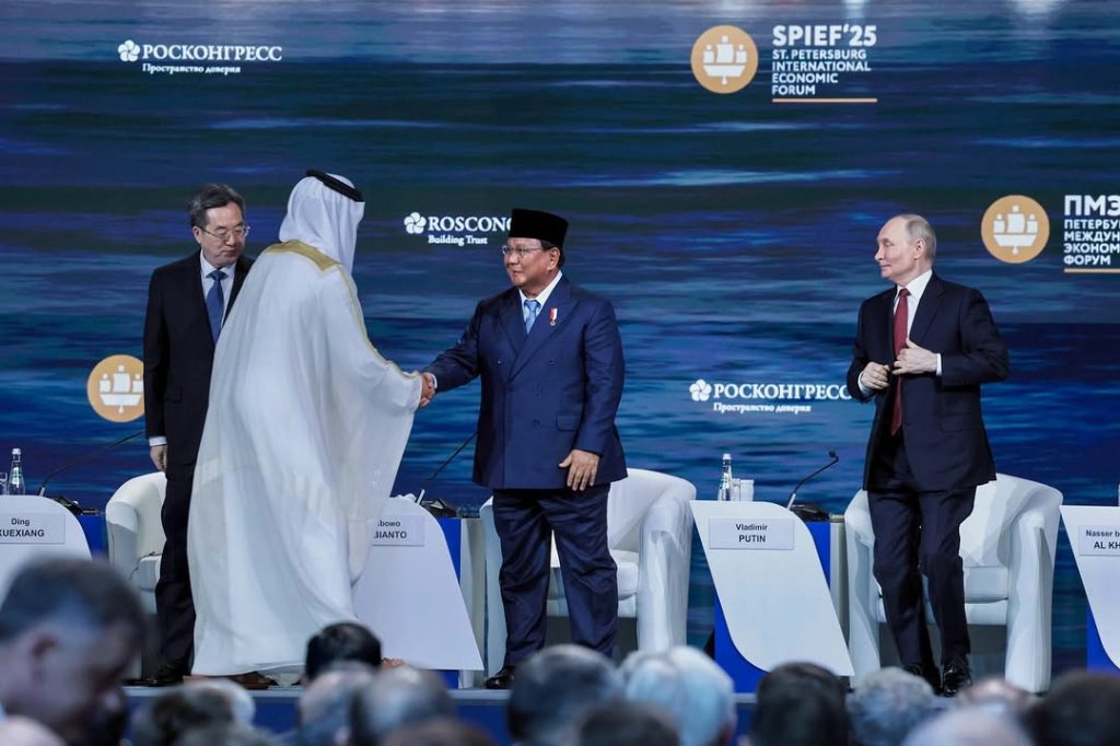 Prabowo Subianto bersama dengan sejumlah tokoh penting dunia, termasuk Presiden Rusia Vladimir Putin, Wakil PM Tiongkok Ding Xuexiang, Wakil Presiden Afrika Selatan Paul Mashatile, dan Pangeran Bahrain Nasser bin Hamad Al-Khalifa dalam forum Saint Petersburg Internasional Economic Forum (SPIEF) 2025. Sumber foto Instagram Presiden Republik Indonesia.
