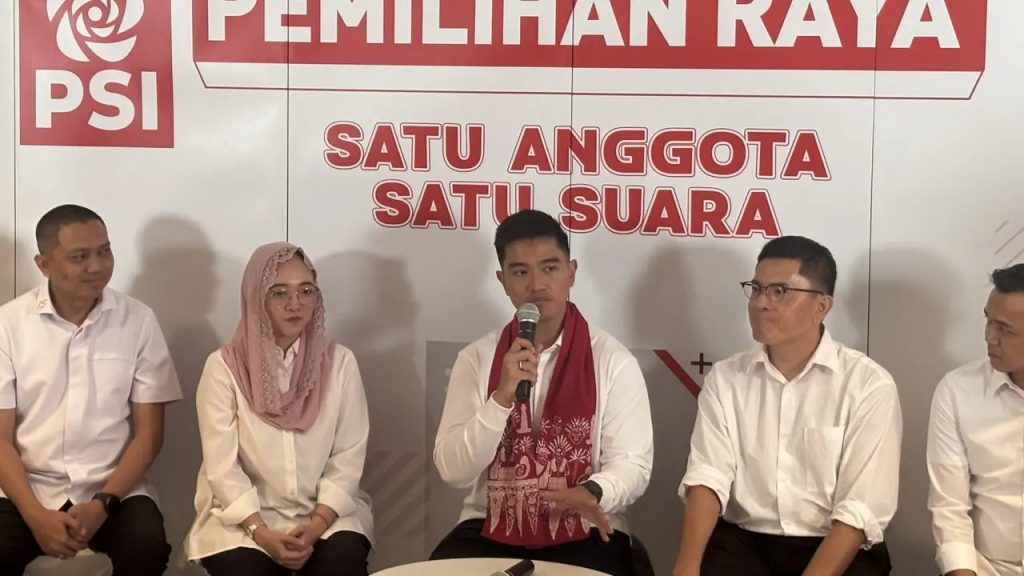 Kaesang (tengah)