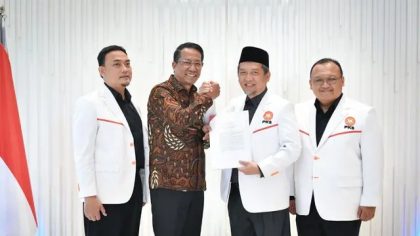 Pengurus DPTP PKS saat menerima SK Kemenkum dari Menteri Hukum Supratman Andi Agtas