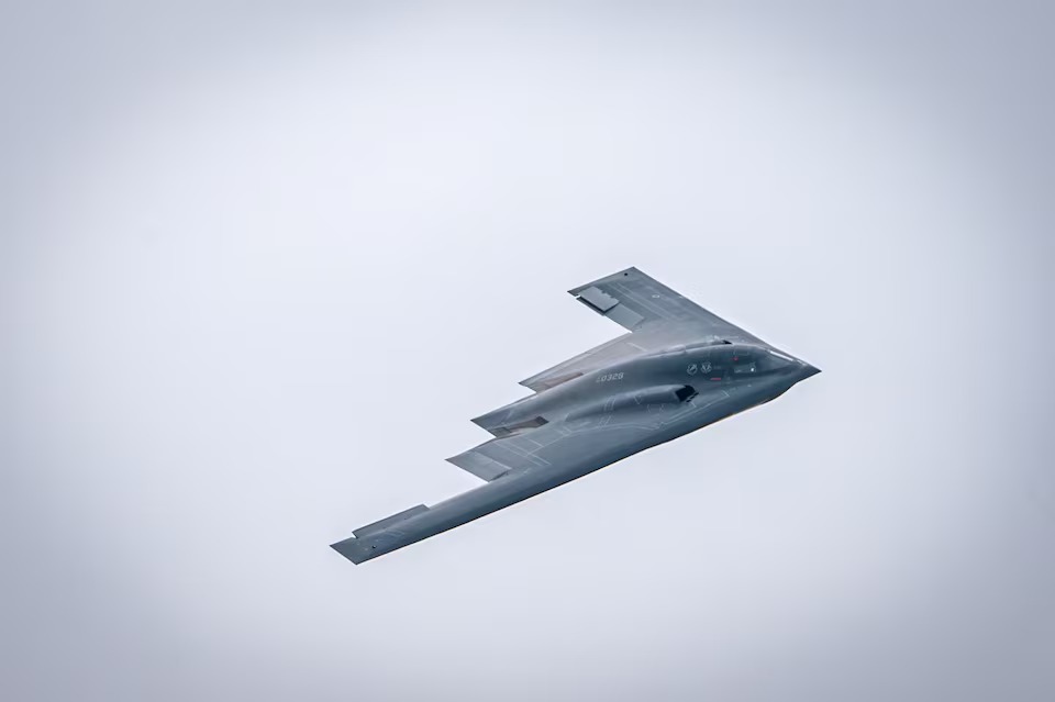 Pesawat pengebom B-2 Spirit milik Angkatan Udara Amerika Serikat, yang ditugaskan pada Skuadron Tempur ke-509 dari Pangkalan Angkatan Udara Whiteman, Missouri, melakukan manuver terbang lintas (fly-over) dalam ajang Speed of Sound Airshow di Pangkalan Garda Nasional Udara Rosecrans, St. Joseph, Missouri, AS, pada 14 September 2024. Sumber foto : Reuters.