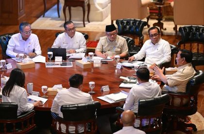 Presiden Prabowo dalam rapat terbatas untuk membahas percepatan pembangunan Sekolah Garuda, bersama Menteri Pendidikan Tinggi, Sains, dan Teknologi, Bapak Brian Yuliarto, beserta jajaran terkait di kediaman pribadi Presiden di Hambalang, Kabupaten Bogor, Jawa Barat, pada Senin, 23 Juni 2025. Sumber foto : Sekretariat Kabinet.