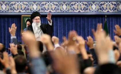 Pemimpin Tertinggi Iran, Ayatollah Ali Khamenei, melambaikan tangan saat menghadiri sebuah pertemuan di Teheran, Iran, 20 Mei 2025. Sumber foto : Kantor Pemimpin Tertinggi Iran/WANA [West Asia News Agency]/REUTERS).