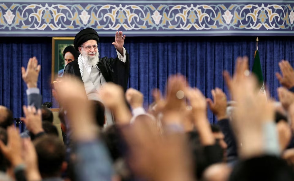 Pemimpin Tertinggi Iran, Ayatollah Ali Khamenei, melambaikan tangan saat menghadiri sebuah pertemuan di Teheran, Iran, 20 Mei 2025. Sumber foto : Kantor Pemimpin Tertinggi Iran/WANA [West Asia News Agency]/REUTERS).