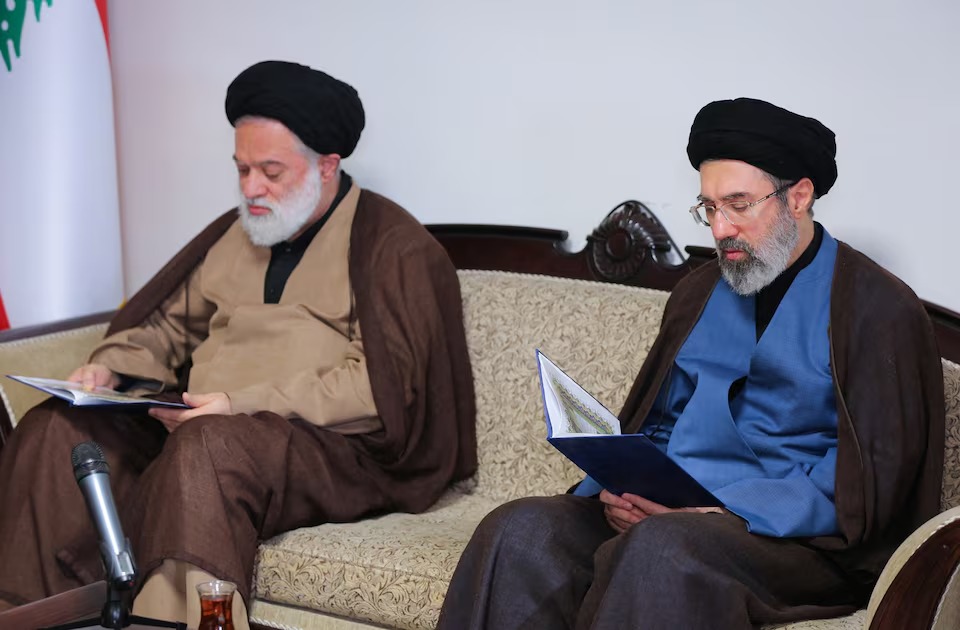 Mojtaba Khamenei, putra kedua Pemimpin Tertinggi Iran Ayatollah Ali Khamenei, mengunjungi kantor Hizbullah di Tehran, Iran, pada 1 Oktober 2024. Foto dari Kantor Pemimpin Tertinggi Iran/WANA (West Asia News Agency). Disiarkan melalui REUTERS