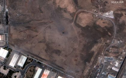 Citra satelit memperlihatkan tampilan dekat kawah di atas fasilitas bawah tanah Natanz Enrichment Facility, setelah dihantam serangan udara AS, dekat Natanz, Iran, 22 Juni 2025. Sumber Foto : Maxar Technologies. Disiarkan melalui REUTERS.
