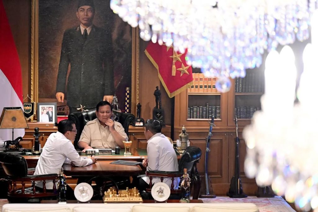 Presiden Prabowo saat menerima telepon dari Presiden Korsel, Lee Jae-myung pada Senin malam (23/06). Sumber foto : Sekretariat Kabinet.
