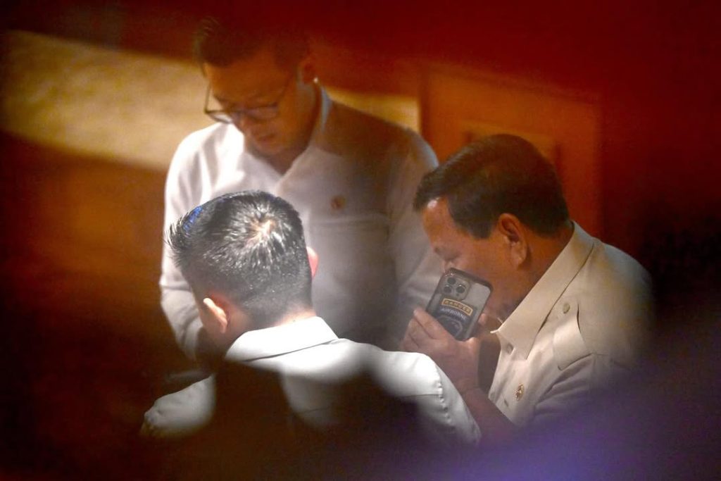 Presiden Prabowo saat menerima telepon dari Presiden Korsel, Lee Jae-myung pada Senin malam (23/06). Sumber foto : Sekretariat Kabinet.