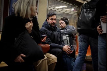 Calon Wali Kota New York Zohran Mamdani menaiki kereta bawah tanah usai menghadiri kegiatan kampanye di New York City, Amerika Serikat, 1 April 2025. Sumber foto : REUTERS.