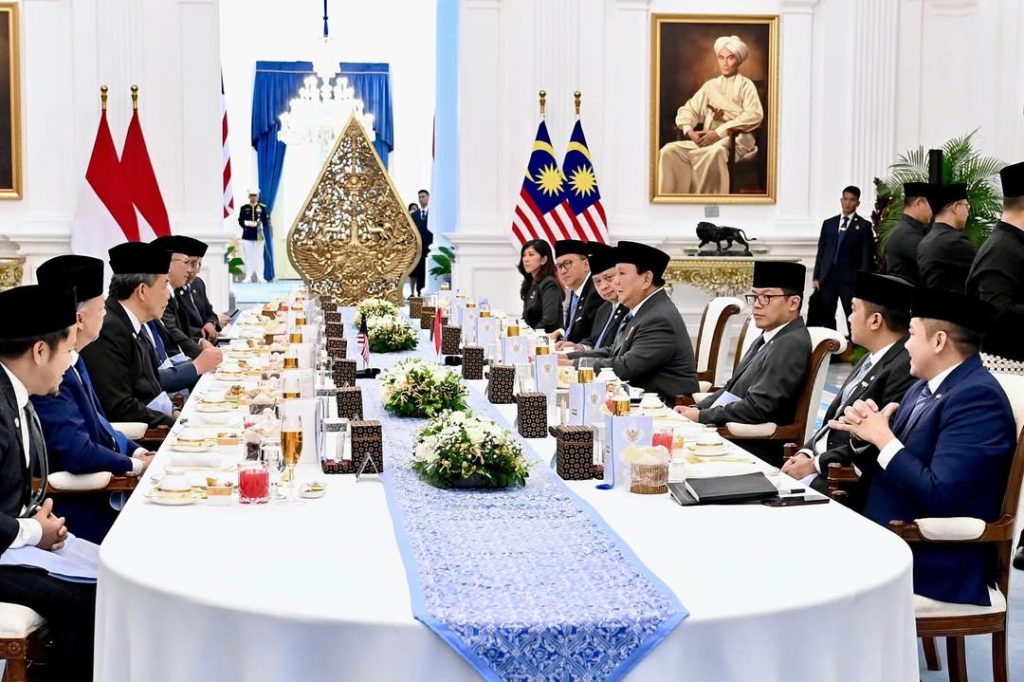 Pemerintah Indonesia saat melakukan dialog dengan rombongan dari Pemerintah Malaysia yang dipimpin PM Malaysia, Anwar Ibrahim. Sumber foto : Sekretariat Presiden.
