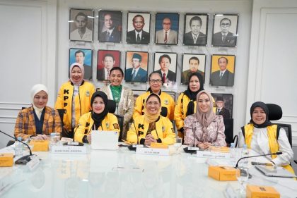 Ketua Umum PP KPPG, Hetifah Sjaifudian bersama Pengurus teras KPPG.
