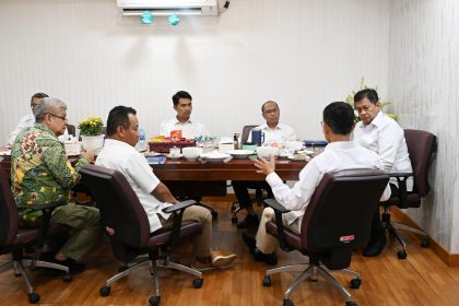 Wakil Menteri Transmigrasi Viva Yoga Mauladi saat menerima kunjungan Wakil Menteri Energi dan Sumber Daya Mineral (ESDM) Yuliot Tanjung di Kantor Kementrans, Kalibata, Jakarta (21/7/2025)