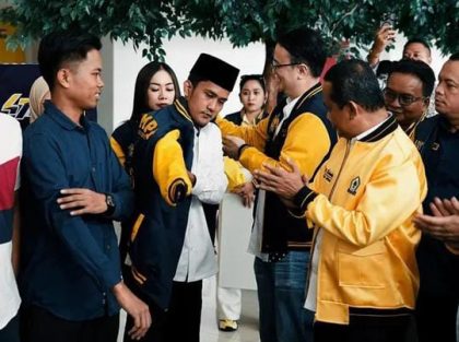 Kaharudin (Kiri) saat bergabung ke Partai Golkar sekaligus peringatan Hari Ulang Tahun AMPI di DPP Partai Golkar Jakarta.
