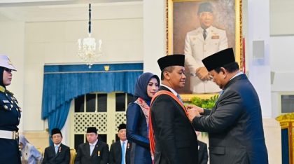 Presiden Prabowo saat menyematkan Bintang Mahaputra Adipurna kepada Bahlil Lahadalia, di Istana Negara Jakarta, Senin (25/8).