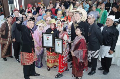 Badan Pengawas Obat dan Makanan (BPOM) RI mencetak sejarah dengan menggelar bedah tujuh buku karya Kepala BPOM, Prof. Dr. Taruna Ikrar, M.Biomed, Ph.D, secara serentak di seluruh Indonesia dengan menggunakan pakaian khas daerah, Kamis (31/7/2025).