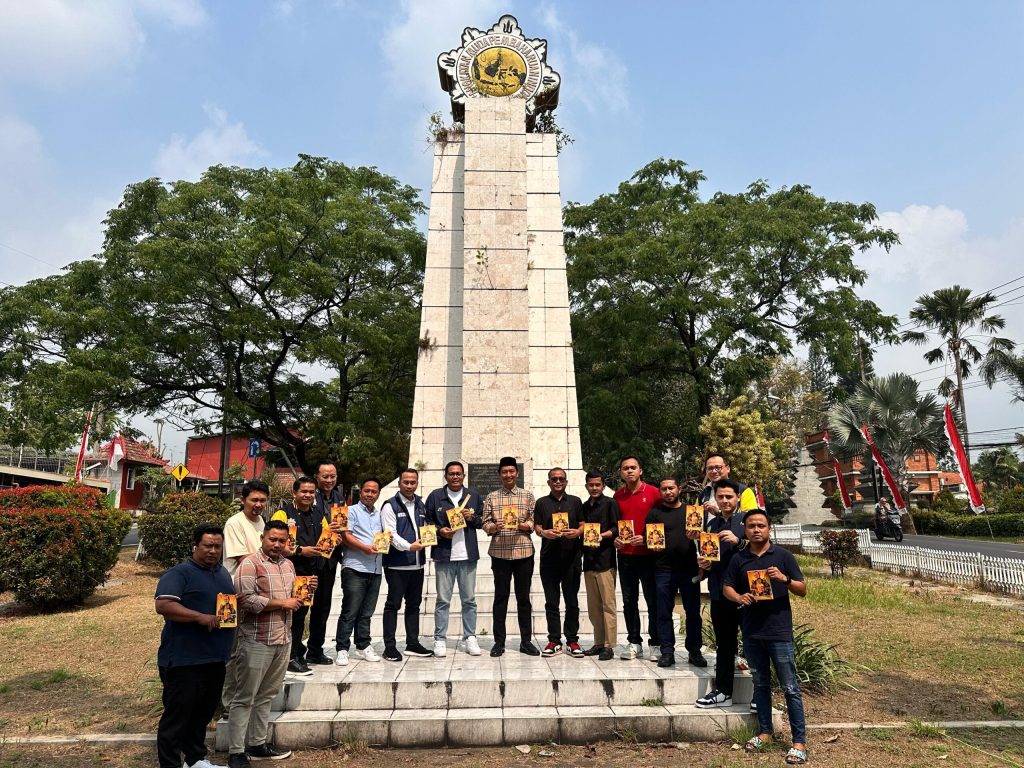 Kader Muda Partai Golkar saat peluncuran buku Menjaga Nurani Menata Negeri : Persembahan Kader Muda Kepada Sang Ketua di Tugu AMPI, Pandaan, Pasuruan pada Kamis (7/8). Sumber foto : AMPI Media Centre.