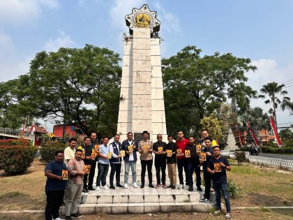 Kader Muda Partai Golkar saat peluncuran buku Menjaga Nurani Menata Negeri : Persembahan Kader Muda Kepada Sang Ketua di Tugu AMPI, Pandaan, Pasuruan pada Kamis (7/8). Sumber foto : AMPI Media Centre.