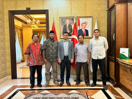 Kunjungan DPP PUI yang berlangsung pada Selasa (12/8/2025) dipimpin Ketua Bidang Hubungan Luar Negeri, Dr. Adhe Nuansa Wibisono disambut hangat oleh Dr. Cemal Sahin, Direktur Yunus Emre Enstitüsü Jakarta.