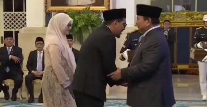 Gus Idror saat menerima penghargaan dari Presiden Prabowo mewakili keluarga KH.Maimoen Zubair.