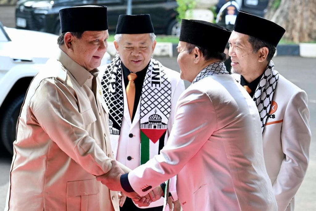 Presiden Prabowo Subianto (kiri)