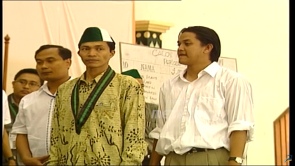Fajar Zulkarnain, berbaju putih, saat Kongres XXIV HMI yang digelar di Asrama Haji Pondok Gede Jakarta pada 2003.