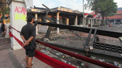 Warga saat melihat puing-puing Gedung Grahadi yang menjadi korban pembakaran oleh massa.