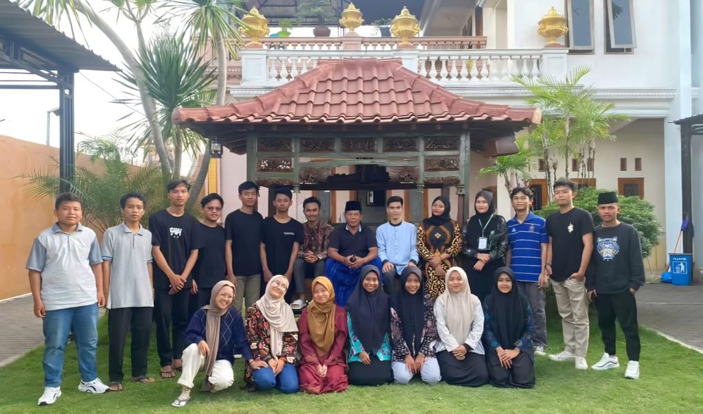 Muhlis Ali bersama kader HMI di Grha Yakusa Malang.