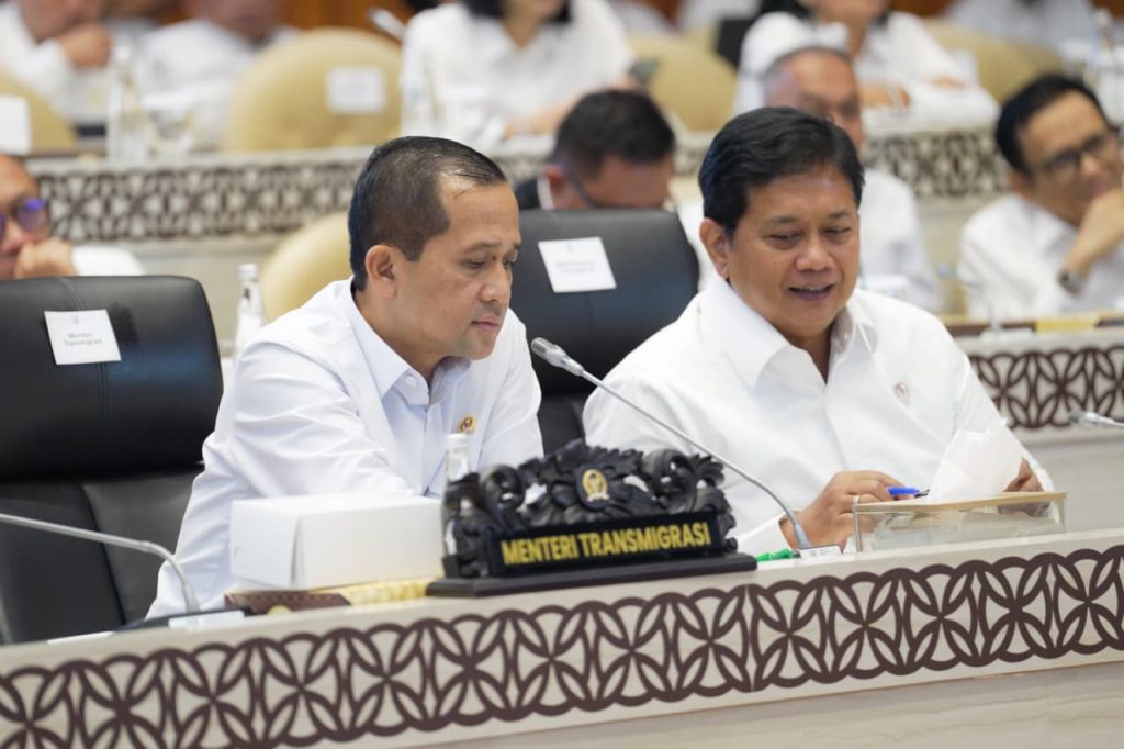 Menteri Transmigrasi Muhammad Iftitah Sulaiman dan Wamentrans Viva Yoga Mauladi