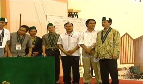 Fajar Zulkarnaen (Baju putih kedua dari kanan)