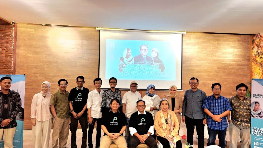 Tim Sekolah Mazhab Ciputat berfoto bersama Komaruddin Hidayat (tengah, depan) dan Lies Marcoes Natsir (kanan, depan) saat acara Studium Generale dan Pembukaan Resmi Sekolah Mazhab Ciputat Angkatan 1. Foto: Dok. Tim Sekolah Mazhab Ciputat.