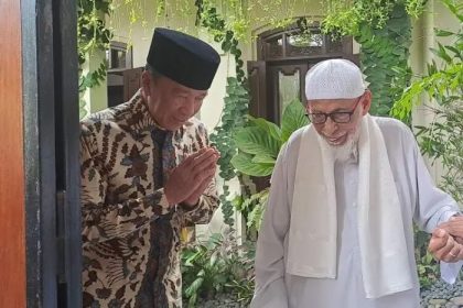 Jokowi saat menerima kunjungan Abu Bakar Baasyir di kediamannya di Solo, Senin (29/09/2025)