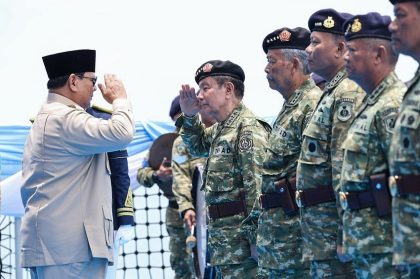 Presiden Prabowo Subianto menganugerahkan pangkat istimewa kepada 11 perwira purnawirawan Tentara Nasional Indonesia (TNI) pada acara Presidential Inspection di Kapal Perang Republik Indonesia (KRI) dr. Radjiman Wedyodiningrat (RJW-992), pada Kamis, 2 Oktober 2025. Foto: BPMI Setpres/Laily Rachev