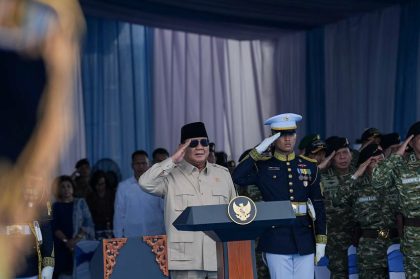 Prabowo Subianto—menyaksikan langsung demo laut dan sailing pass dalam acara Presidential Inspection dari atas KRI dr. Radjiman Wedyodiningrat (RJW-992).